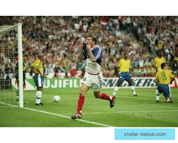 齐达内引领的足球文化象征，持续影响着现代足坛发展趋势